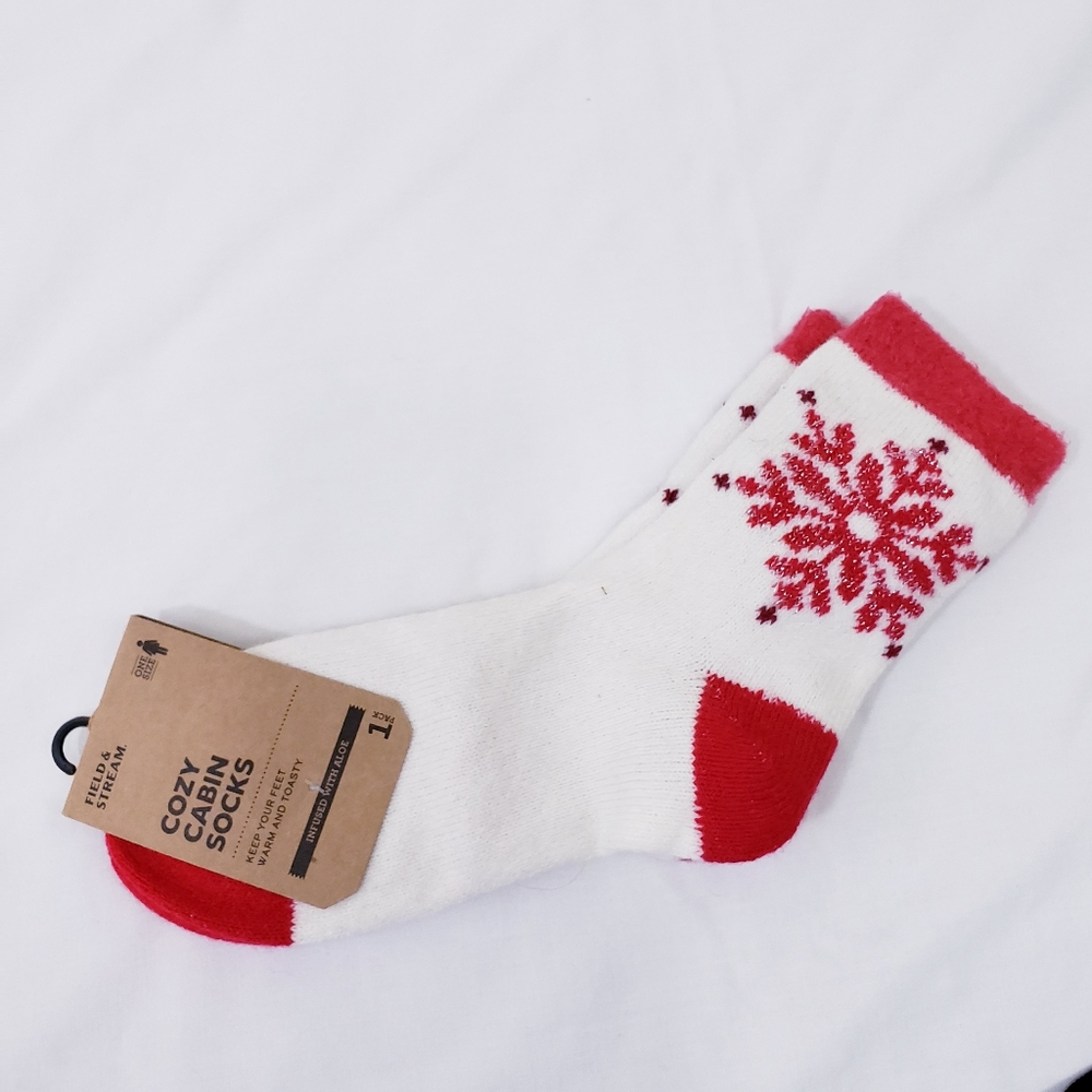 Field & Stream Cozy Cabin Socks Red Snowflake White Aloe Infused NEW NWT